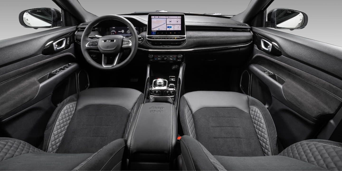 Jeep Commander blackhawk interior 3