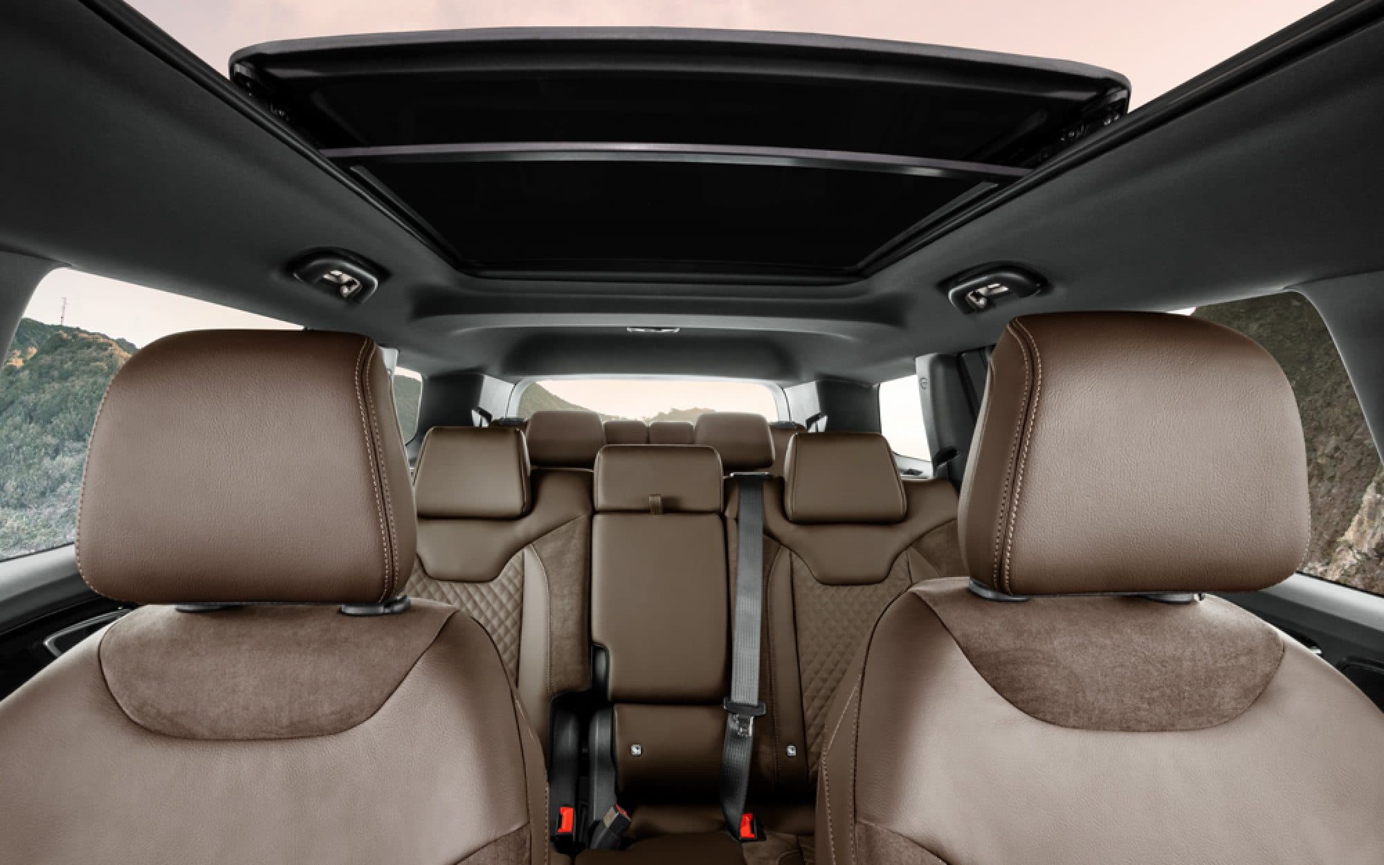 Jeep Commander blackhawk interior 4