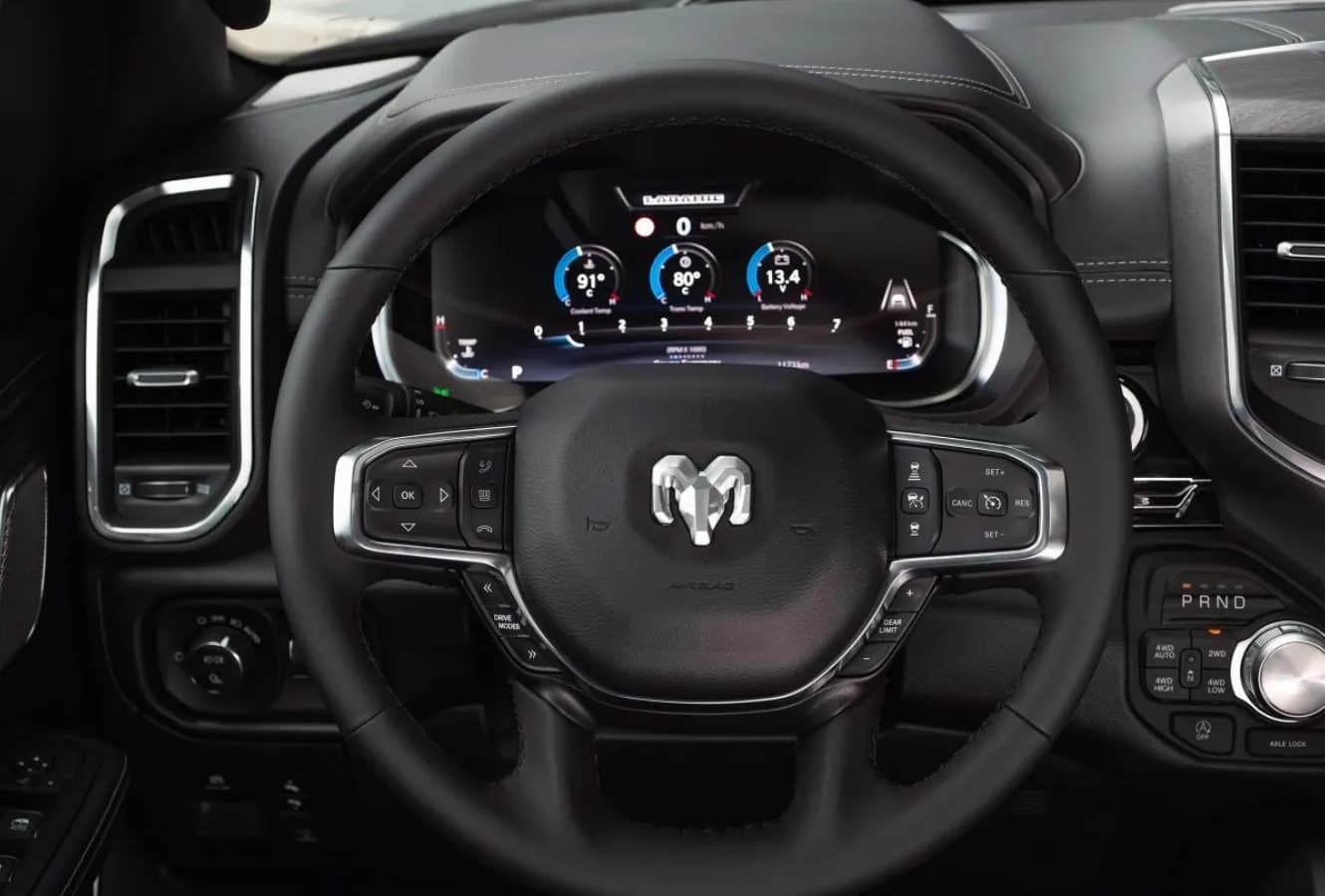 Volante multifunción de la RAM 1500 Laramie